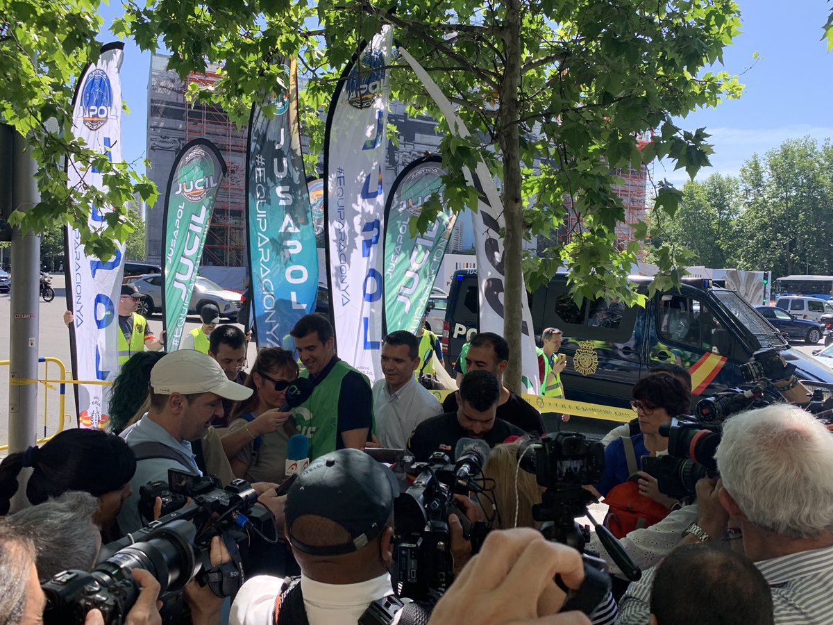 jusapol's tweet photo. Atendiendo a los medios antes de la manifestacion de #6MMadrid junto a @jucilnacional y @JupolNacional 

#EquiparacionYa
#JubilacionDignaYa https://t.co/GVrOZZcZak