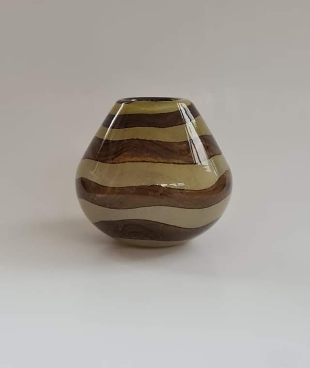 Collectable Curios' item of the day... Vintage Mdina Brown and Sand Glass Vase

collectablecurios.co.uk/product/vintag…

#MdinaGlass #MalteseGlass #GlassVase #Collector #Antiquing #ShopVintage #Home #Trending #ShopLocal #SupportLocal #StGeorgesBelfast #StGeorgesMarket #StGeorgesMarketBelfast