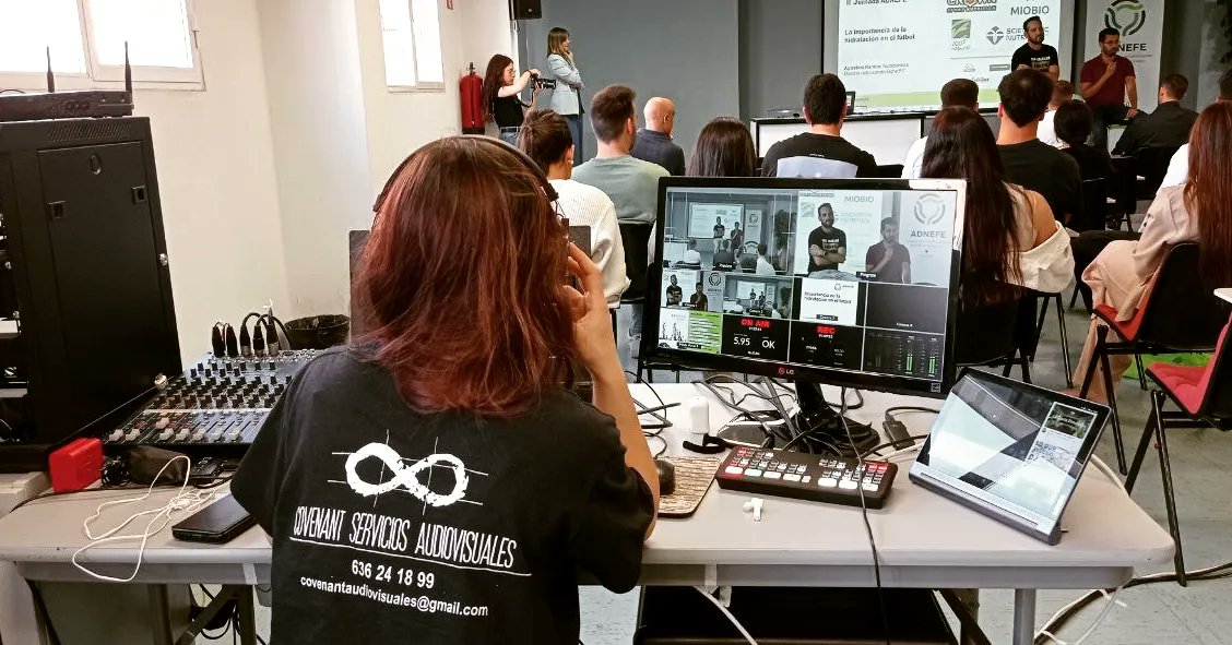 CovenantAV's tweet photo. 🔴💻🖥️🎚️ ¡Hoy estamos de #streaming!
Nos hemos venido a #zaragoza a cubrir las #IIjornadasadnefe para @ADNEFE2020
.
#atemminipro #atemminiproblackmagic #blacmagickdesign #bmpcc6k #ursamini46k #youtube https://t.co/ERBJdmFgLN