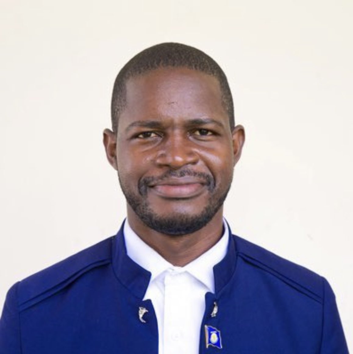 JoMiense's tweet photo. Qu'est-ce qu'il lui est reproché ?
Est-ce la même chose q ns fîmes hier qd ns n'étions pas d'accord avec #Kabila?
Est-ce que ceux qui l'ont soustrait à l'amour de sa famille ne sont-ils pas les mêmes qui hier étaient persécutés par la soldatesque de #Kabila?🤦♂️
#FreeLens https://t.co/DiFNaMpdH2