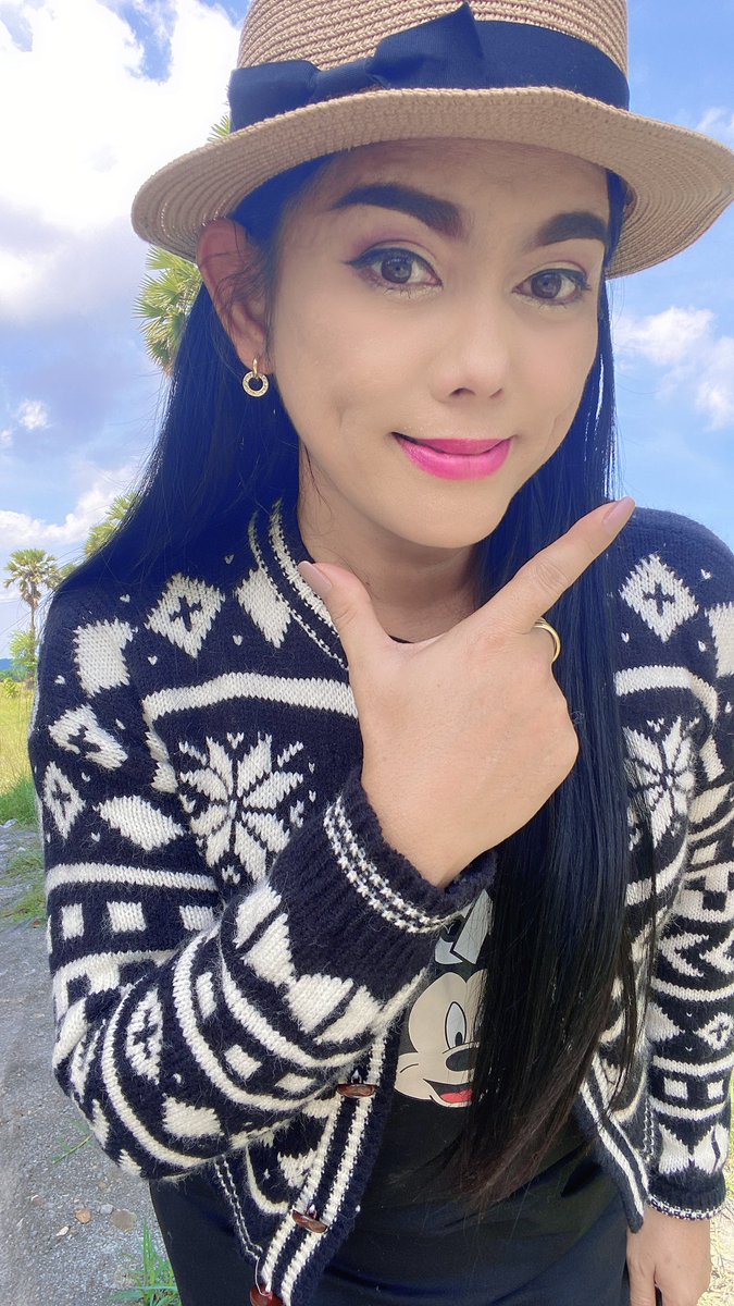 วันนี้เรามาเฝ้า..ช่างเทพื้นทางเดินรอบหนำ.55555..รับสมัครคนแลวัว..กับดูแลสวน..จำนวนมาก.5555