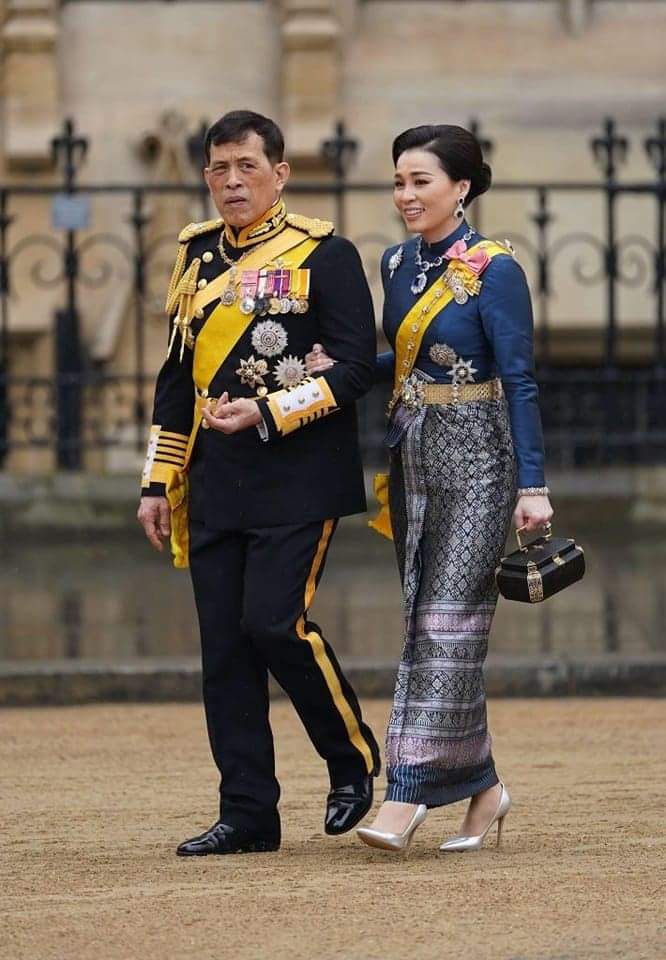 swcom2020's tweet photo. พระบาทสมเด็จพระวชิรเกล้าเจ้าอยู่หัว และสมเด็จพระนางเจ้าสุทิดาฯ พระบรมราชินี เสด็จพระราชดำเนินไปทรงร่วมพระราชพิธี​บรม​ราชาภิเษก​ สมเด็จพระเจ้าชาร์ลส์ที่ 3 และสมเด็จพระราชินีคามิลล่าแห่งสหราชอาณาจักร ร่วมกับพระมหากษัตริย์​ และสมาชิก​พระราชวงศ์​ต่างประเทศ​ ณ กรุงลอนดอน ประเทศอังกฤษ https://t.co/vY4kJ5zvD0
