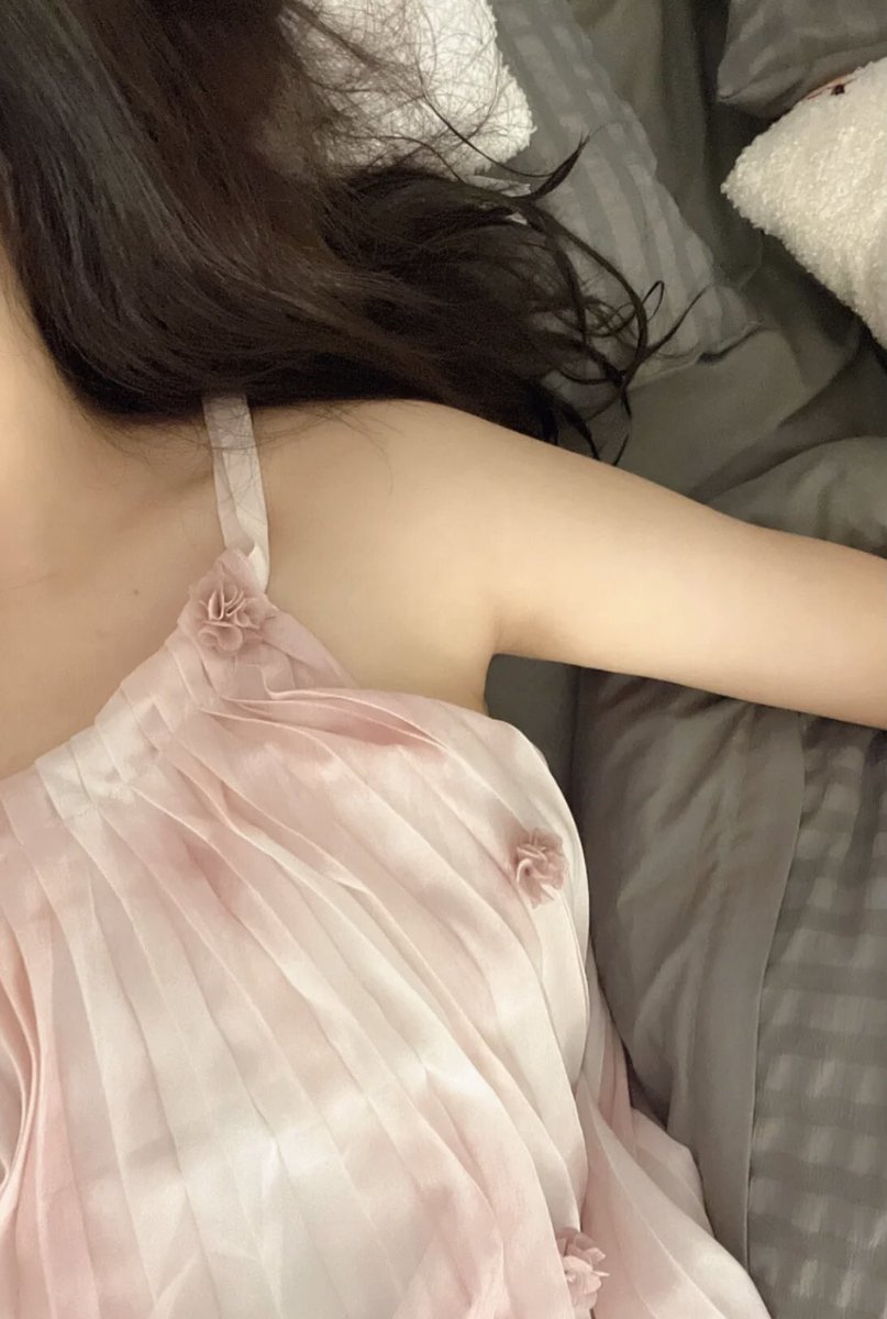 CACAA137's tweet photo. 不做玫瑰，做你心上的野草，吹不尽，春又生 

#甜美 #江北 #美腿 #玉足 #沙坪坝 #锁骨  #重庆 #重庆同城 #重庆交友 https://t.co/ypBSmBK02Y