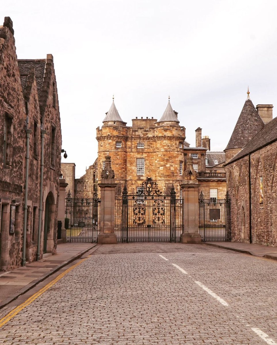 Fit for a king! Step into the regal residence of Holyrood Palace and transport yourself back in time to the grandeur and glamour of Scottish royalty 👑

📍 Holyrood Palace
📸 IG/ photopull66

#edinphoto #ForeverEdinburgh