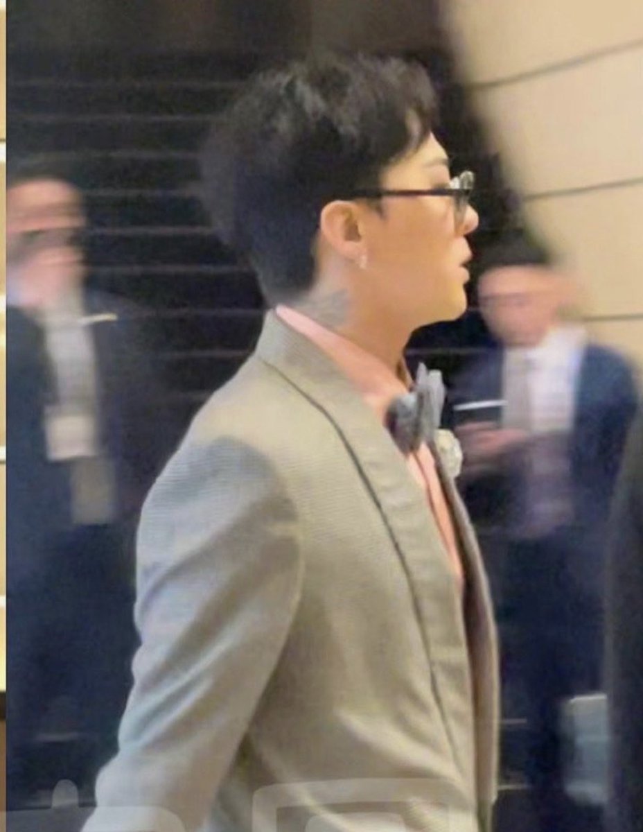 isagdragonrider's tweet photo. Oh wait wait.. I got this! *checks notes* Official fanbase update: 

GD arrived at Seven’s wedding. We are not sure if he was running because he was late or just training for a marathon, but he did look like a snack. Snack-daddy. 🫶🏻 

*wheezing in fangirl* https://t.co/jT4FDgPPnG