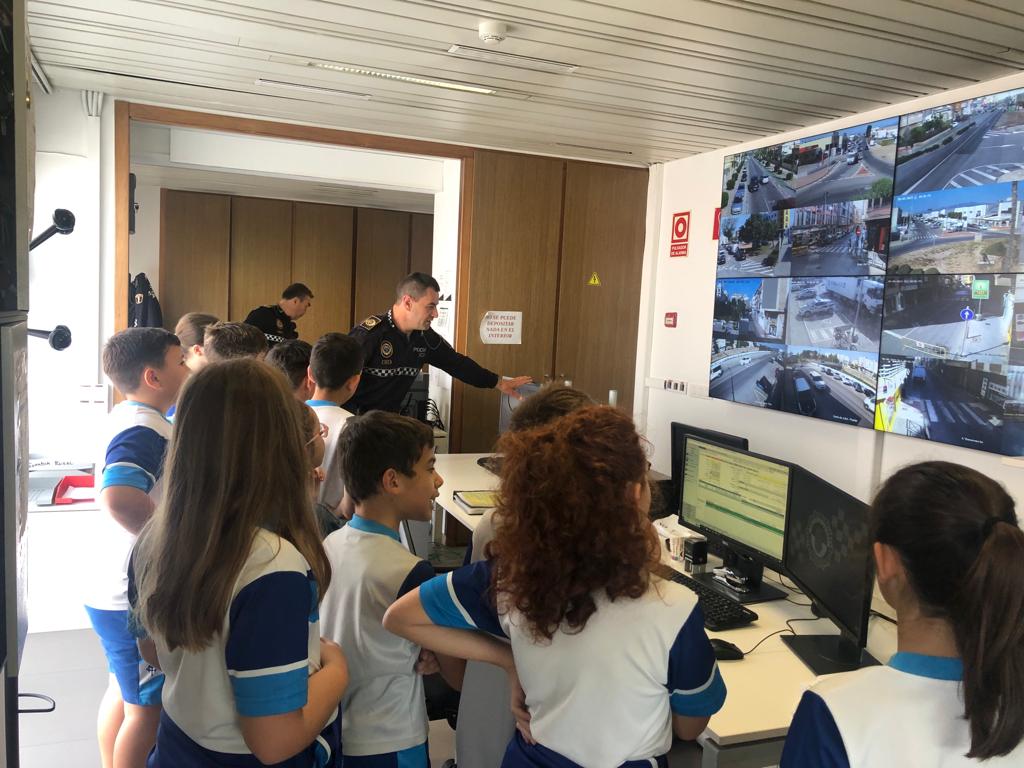 poli_burriana's tweet photo. Ayer recibimos la visita de alumnos 👧👱del Colegio @ConsolacionBur y pasamos un rato divertido viendo como se organiza la atención d los servicios q nos reclaman los ciudadanos. Muchas gracias por la visita, y hasta pronto!!!
@ajborriana https://t.co/mIBXSBXZ9d