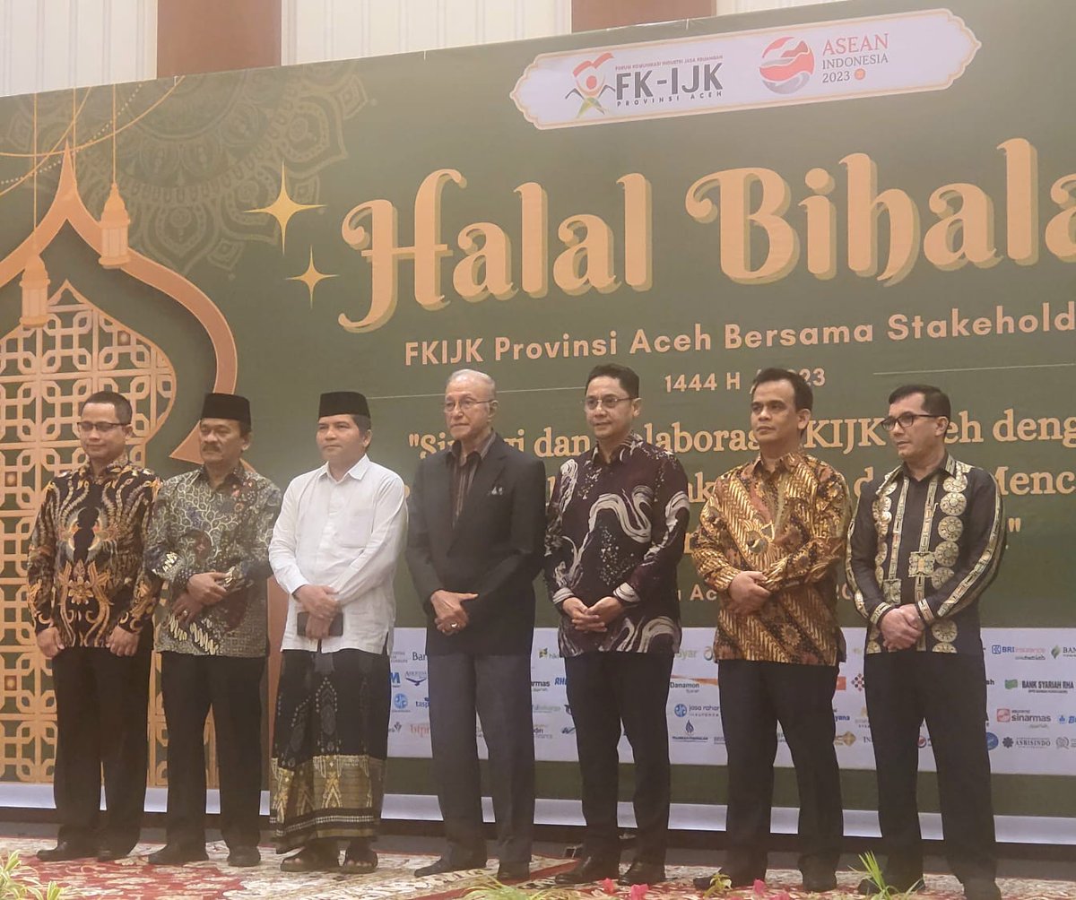 sekretmpuaceh's tweet photo. Ketua MPU Aceh, Tgk. H. Faisal Ali melakukan sesi foto bersama usai memberikan taushiyah dalam kegiatan Halal bihalal 1444 H dan silaturrahim FKIJK Aceh dengan Forkopimda Aceh dan stakeholder di Hermes Hotel, Banda Aceh, Jumat (5/5/2023)

#ojk
#fkijk 
#ulamaaceh
#mpuaceh https://t.co/s6zyYDQtMI