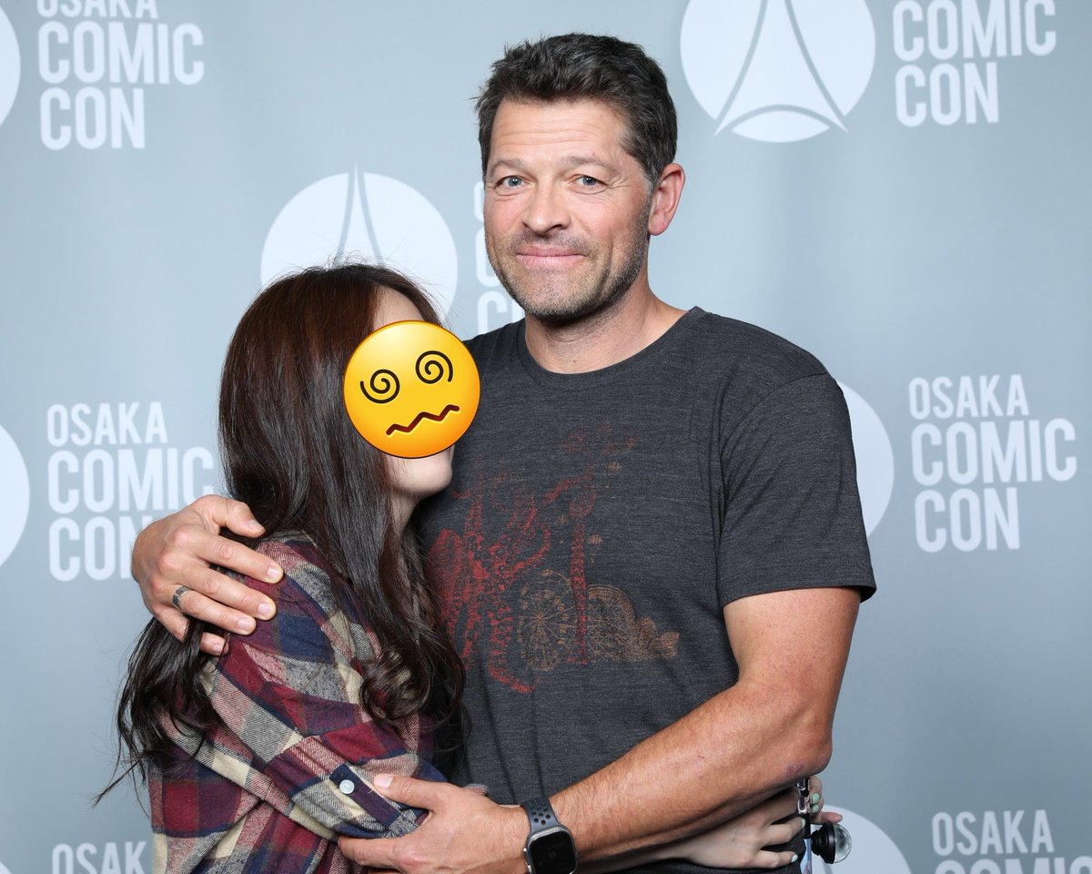 me was too nervous(and crazy eyes)face but he's so beautiful and kind🥺 when I asked if I could hug him and he smiled and hugged me still can't believe it this is real?😭😭
#osakacomiccon2023 
#MishaCollins