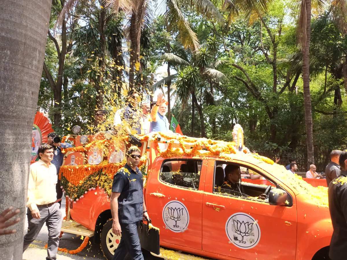 svatsa's tweet photo. The biggest event in Bangalore is always the @narendramodi event. Roadshow or Rally no match for his charisma. #NammaBengaluralliNammaModi #modiroadshow https://t.co/F6grTwJyPC