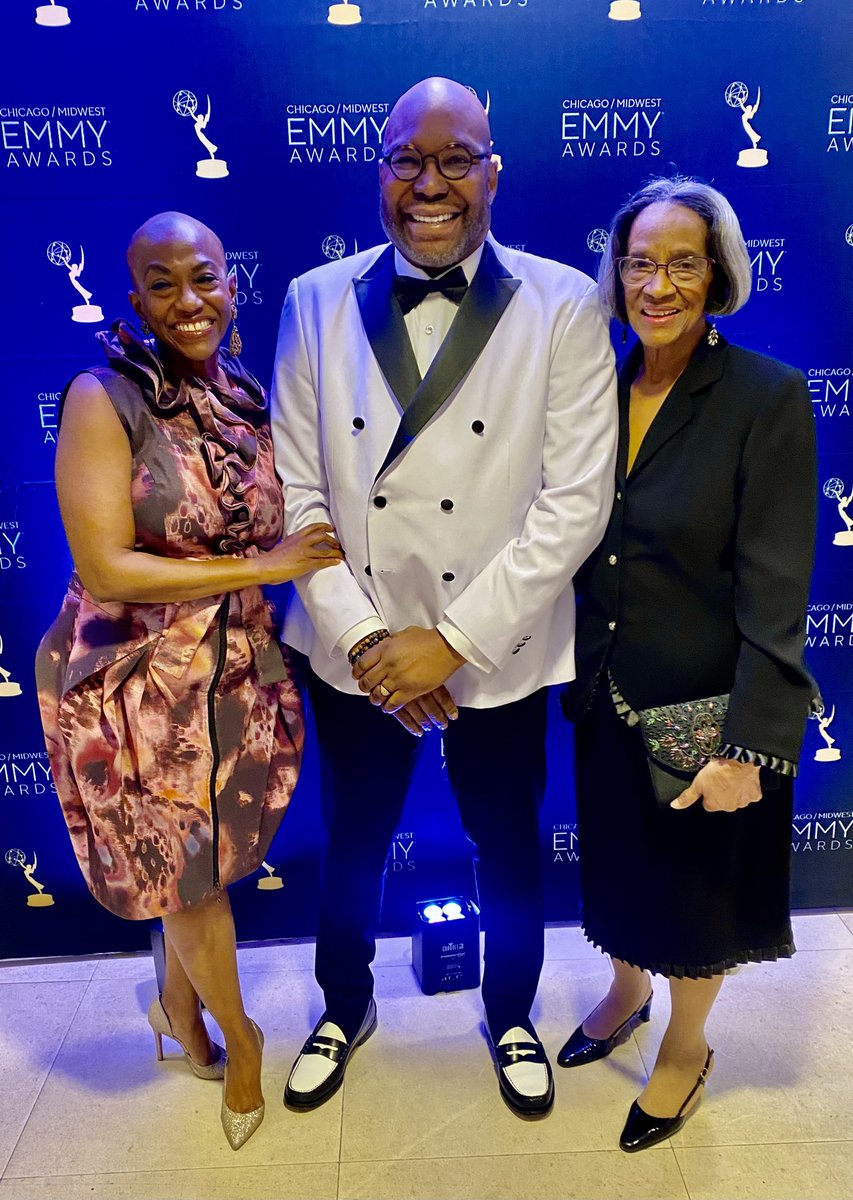 VivianLKing's tweet photo. Mom and I set out for Chicago this evening to celebrate a Hosea Sanders, who was inducted into the National Academy of Television Arts and Sciences Silver Circle, which recognizes 25 years or more of contributions to the television industry. #SilverCircleHonors #HoseaSanders https://t.co/e5xZNJYMfw