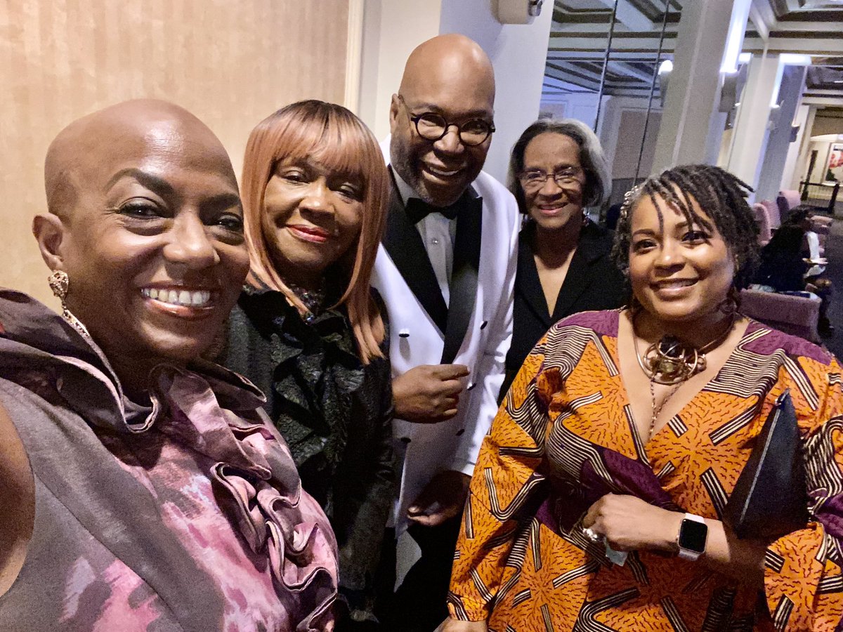 VivianLKing's tweet photo. Mom and I set out for Chicago this evening to celebrate a Hosea Sanders, who was inducted into the National Academy of Television Arts and Sciences Silver Circle, which recognizes 25 years or more of contributions to the television industry. #SilverCircleHonors #HoseaSanders https://t.co/e5xZNJYMfw