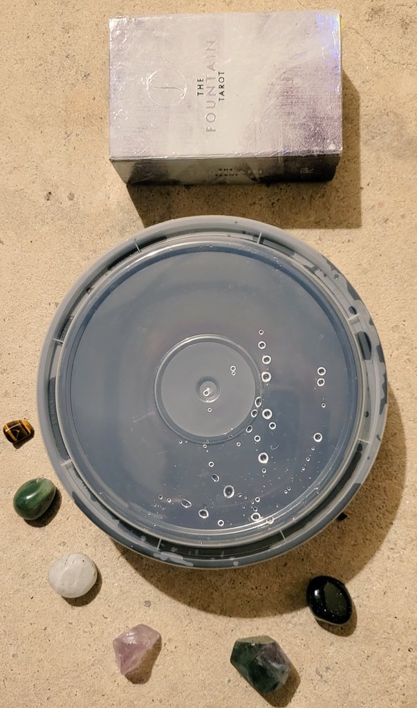DaraMoonbeam's tweet photo. My layout for the full moon!
Don't judge me for putting my water in a Olive Garden to-go container (;^ω^)
#fullmoon #witchcraft #witchshit #FlowerMoon #fullmoonritual https://t.co/3RkV5lqkps