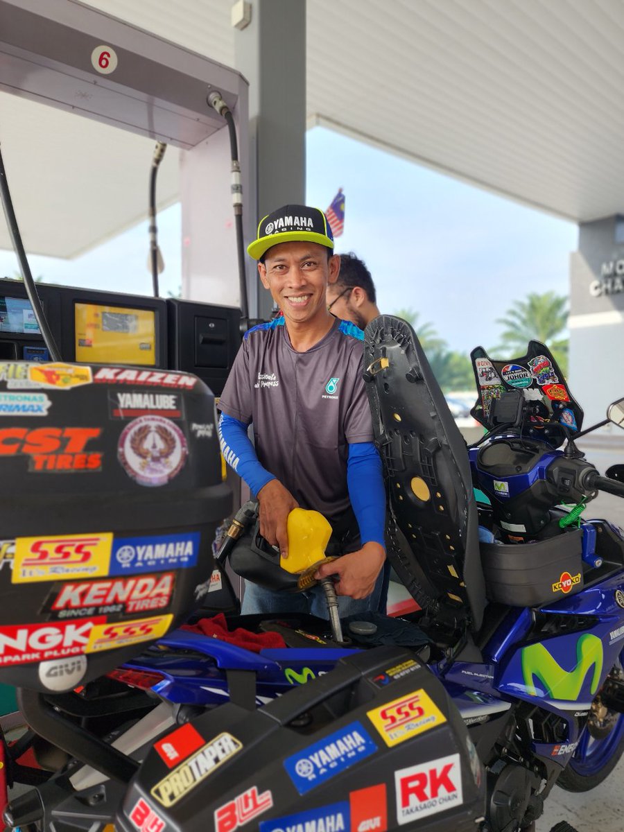 Petronasbrands's tweet photo. Nak ride kenelah isi minyak dulu! Lancar lagi perjalanan Geng Tayar Besar dengan PETRONAS Primax!
#RideWithPETRONAS
#PETRONASPrimax https://t.co/R5RnlbQftA