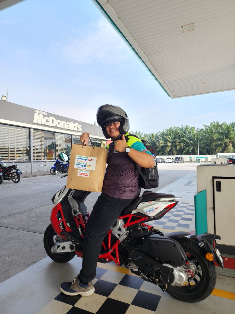 Petronasbrands's tweet photo. Nak ride kenelah isi minyak dulu! Lancar lagi perjalanan Geng Tayar Besar dengan PETRONAS Primax!
#RideWithPETRONAS
#PETRONASPrimax https://t.co/R5RnlbQftA