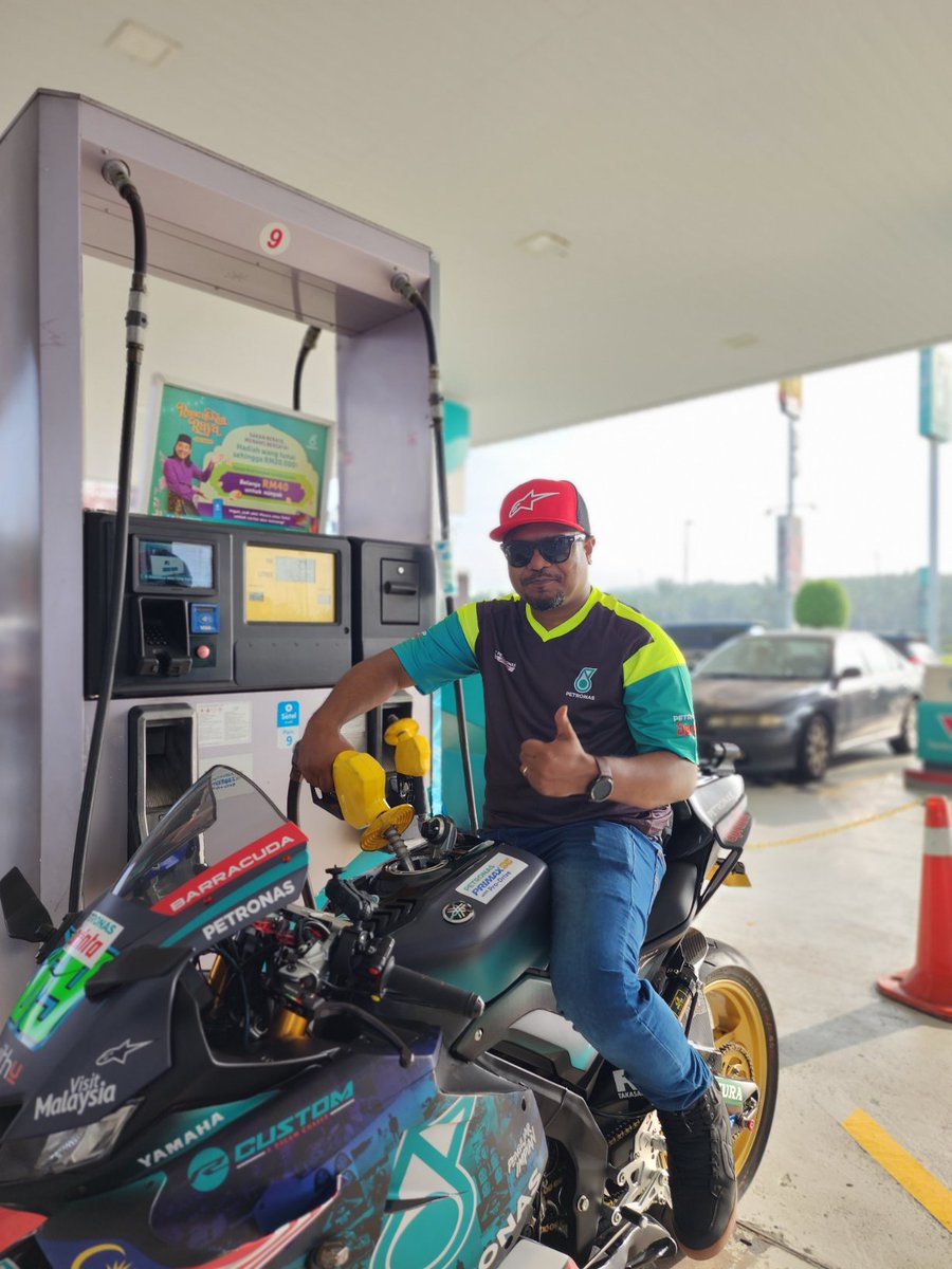 Petronasbrands's tweet photo. Nak ride kenelah isi minyak dulu! Lancar lagi perjalanan Geng Tayar Besar dengan PETRONAS Primax!
#RideWithPETRONAS
#PETRONASPrimax https://t.co/R5RnlbQftA