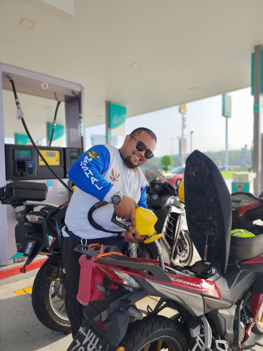 Petronasbrands's tweet photo. Nak ride kenelah isi minyak dulu! Lancar lagi perjalanan Geng Tayar Besar dengan PETRONAS Primax!
#RideWithPETRONAS
#PETRONASPrimax https://t.co/R5RnlbQftA