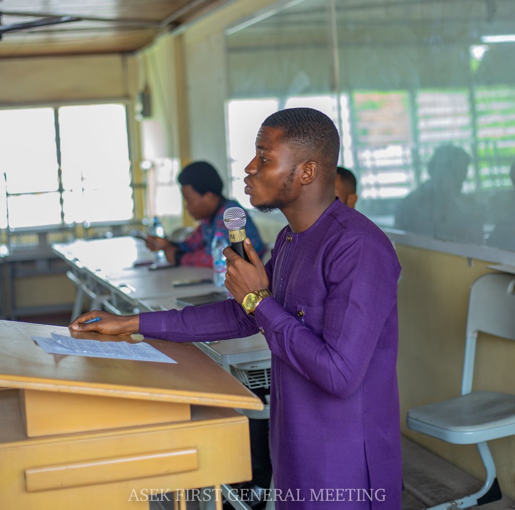 RICHARDKOVOR's tweet photo. On March 24, 2023, I honored a home call made on me by the Association of Students of English, KNUST (ASEK).
Part of the discussion held at the said event was tailored to the Academic, welfare, and personal development of students in the fast-growing technological world. 1/2 https://t.co/3vY2dwyw5Z