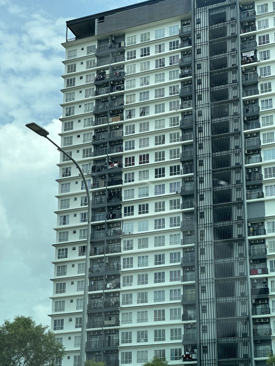 natashagideon's tweet photo. Under Strata Act 2013 you cannot sidai baju dekat balcony. Because this is what it looks like. If every balcony ada baju, tak cantik memandang. Kurang value di situ. Use the designated yard area or a dryer. Sama-sama bagi condo facade kita lawa. Value tinggi. Nak jual untung 👍🏽 https://t.co/rOlMBU4Toa