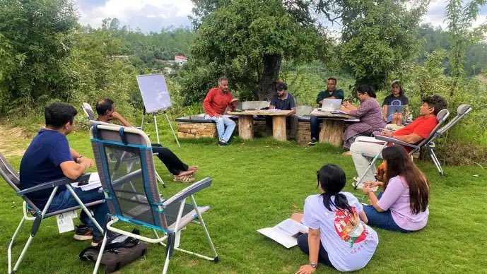 HarperCollinsIN's tweet photo. Read more about @HimalayanWrite’s #FirstDraftClub, a “writers’ support group”, in this @Mint_Lounge feature.
The 13th edition of the #FDC is being organised in association with @HarperCollinsIN.
Register now: https://t.co/1bjiugioHD
Read more: https://t.co/fisj0NdqmS https://t.co/hoUXmqSXTX