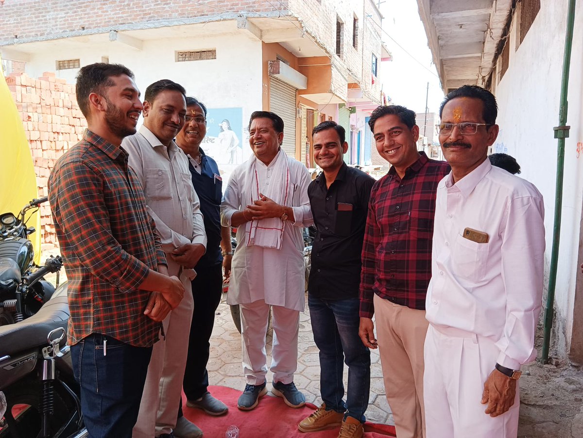 er_haribaboorai's tweet photo. आज स्वामी मैरिज गार्डन में श्री सत्येंद्र रघुवंशी जी इंदार वालों की पुत्री एवं पुत्र श्री नकुल रघुवंशी जी जलालपुर के विवाह समारोह में पहुंचकर शुभकामनाएं दीं।
#इंजीनियर_हरीबाबू_राय #विधानसभा_अशोकनगर #erharibaboorai #AshoknagarAssembly https://t.co/cBGGe4ijVo