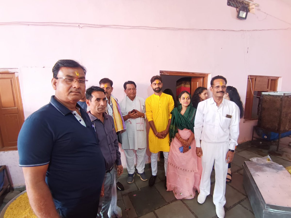 er_haribaboorai's tweet photo. आज स्वामी मैरिज गार्डन में श्री सत्येंद्र रघुवंशी जी इंदार वालों की पुत्री एवं पुत्र श्री नकुल रघुवंशी जी जलालपुर के विवाह समारोह में पहुंचकर शुभकामनाएं दीं।
#इंजीनियर_हरीबाबू_राय #विधानसभा_अशोकनगर #erharibaboorai #AshoknagarAssembly https://t.co/cBGGe4ijVo