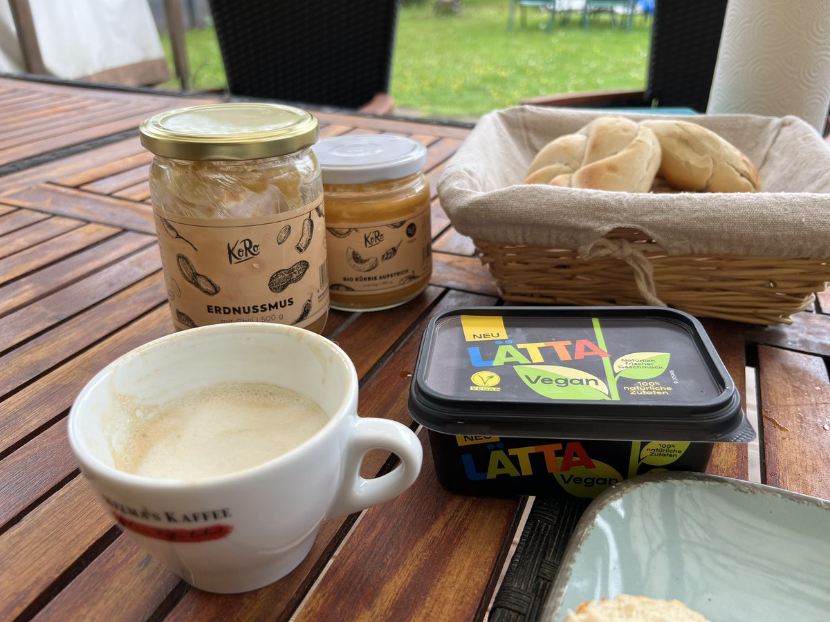 zahlenzauberei's tweet photo. Guten #morgen am #samtag 
Es regnet, aber ich kann unter der Pergola das Frühstück genießen ☕️ https://t.co/a36hFhkOGN