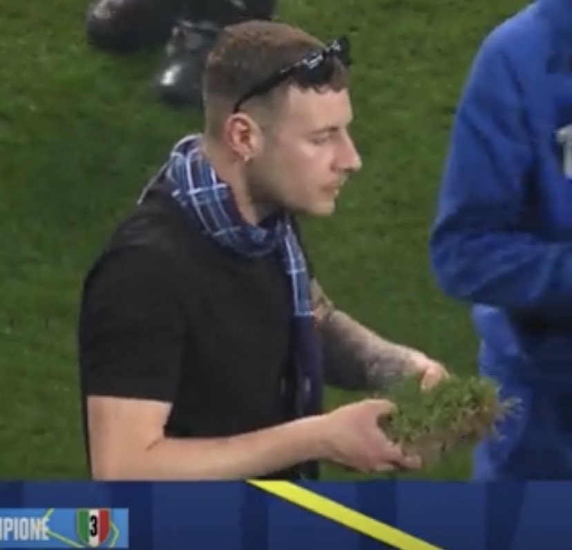 Footballtweet's tweet photo. Napoli fans after winning the historic title. 

A short story. 🤣🤣 https://t.co/nh1v8TaGi4