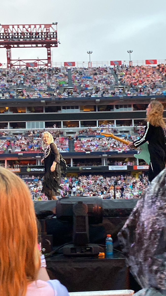 i love boygenuis and i was yards away from them ahhh