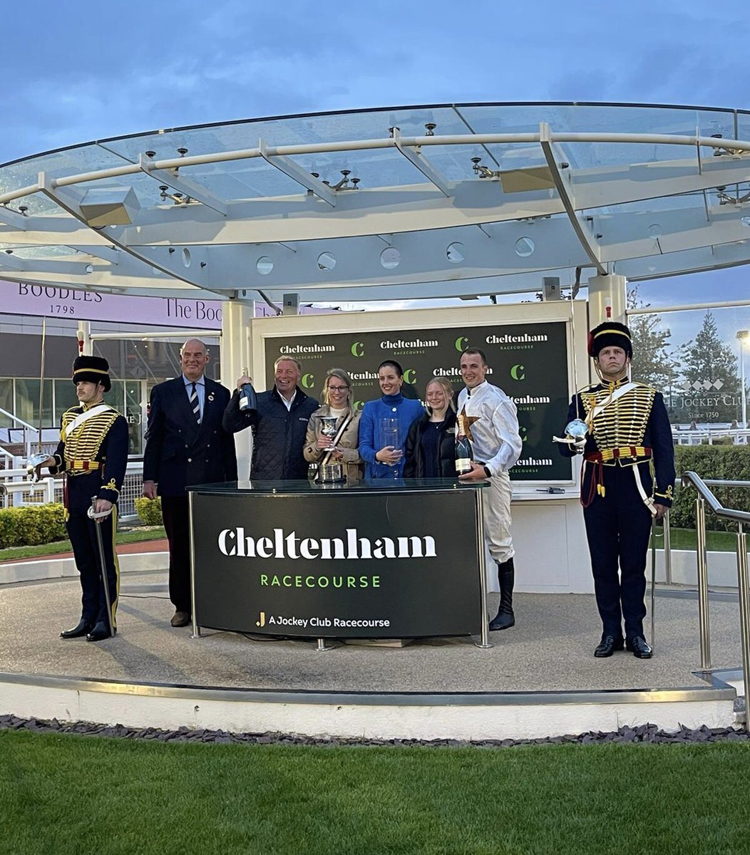 Many congratulations to Paloma Blue which won the RGH Open Steeple Chase at Cheltenham Racecourse. The Owner, Trainer and Jockey were presented with the RGH Cup. The Sword Orderlies were from C(RGH) Squadron RWxY in Cirencester. @WessexYeomanry @RoyalArmdCorps @CheltenhamRaces