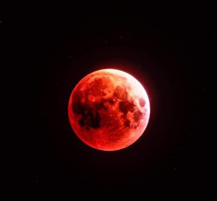 JMonroy72723642's tweet photo. Eclipse Lunar…..😲 https://t.co/IiU7VbBmAP