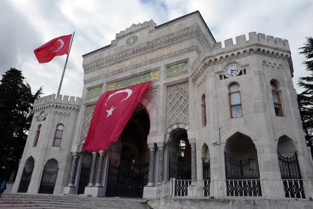 Ahmed Cevdet Paşa’ya sormuşlar:

Hangi taraftasın?

Yanıt vermiş:

"Bâyezid meydanında dalgalanan 'Türk Bayrağı'nın gölgesinde."

Gölgen, tarafındır.