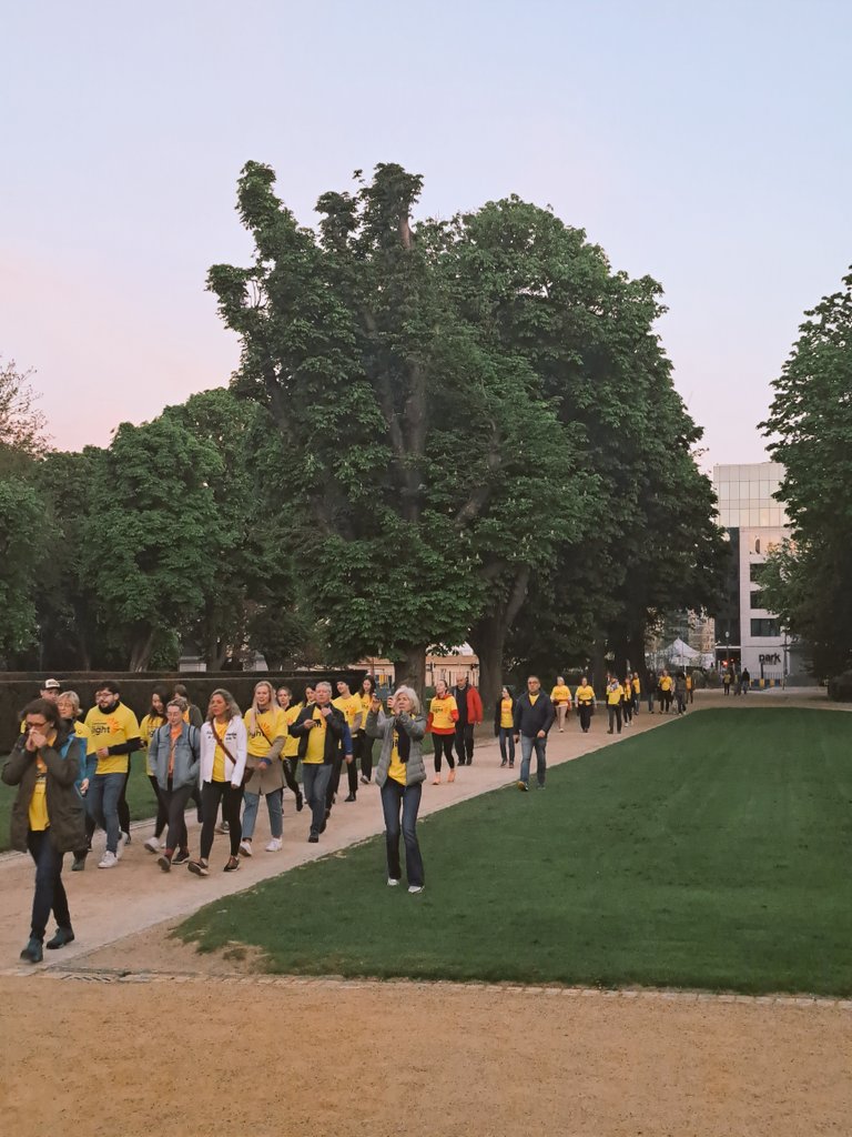 Great turnout for #DarknessIntoLight Belgium 2023, a sunrise walk for hope. 🌅 

Thanks as ever to <a href="/sarah_ironside/">SarahI 🇪🇺</a> and the @DILBXL committee for their incredible efforts to support vital suicide prevention services across Belgium. 💛💜