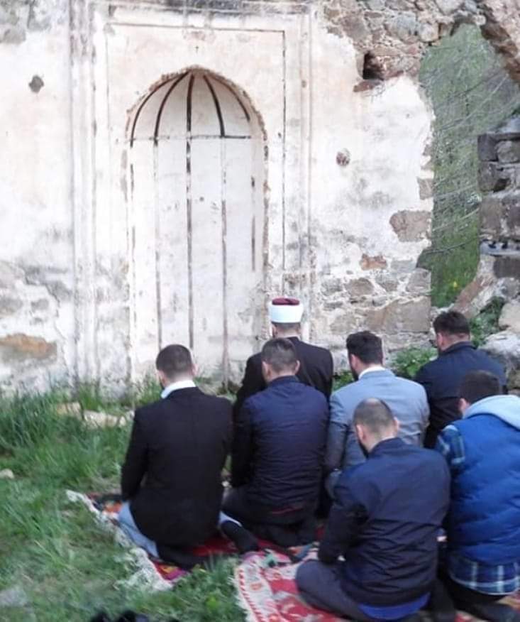 gokhnkaratas_73's tweet photo. #Sancak bölgesinde #Akova'daki (Bijelo Polje Karadağ) ihyasını bekleyen  ecdat yadigarı Haydar Paşa Camiinde namaz.

#Sancak
#Akova
#Karadag
#BijeloPolje 

📷 Sead Jasevic https://t.co/Ps5kAh2JpG