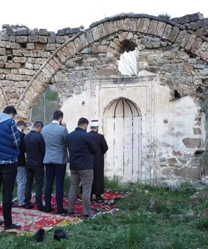 gokhnkaratas_73's tweet photo. #Sancak bölgesinde #Akova'daki (Bijelo Polje Karadağ) ihyasını bekleyen  ecdat yadigarı Haydar Paşa Camiinde namaz.

#Sancak
#Akova
#Karadag
#BijeloPolje 

📷 Sead Jasevic https://t.co/Ps5kAh2JpG
