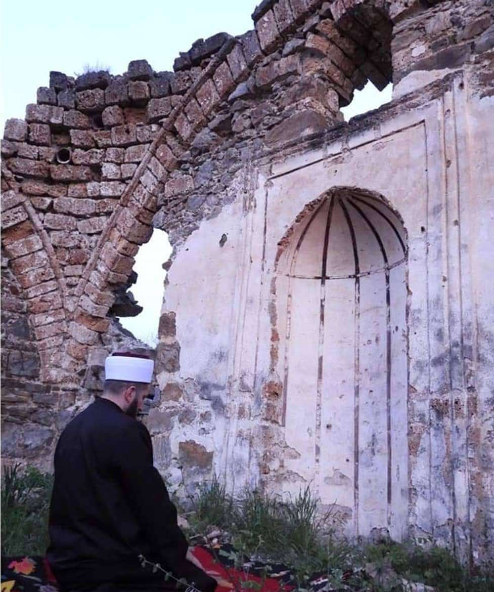 gokhnkaratas_73's tweet photo. #Sancak bölgesinde #Akova'daki (Bijelo Polje Karadağ) ihyasını bekleyen  ecdat yadigarı Haydar Paşa Camiinde namaz.

#Sancak
#Akova
#Karadag
#BijeloPolje 

📷 Sead Jasevic https://t.co/Ps5kAh2JpG