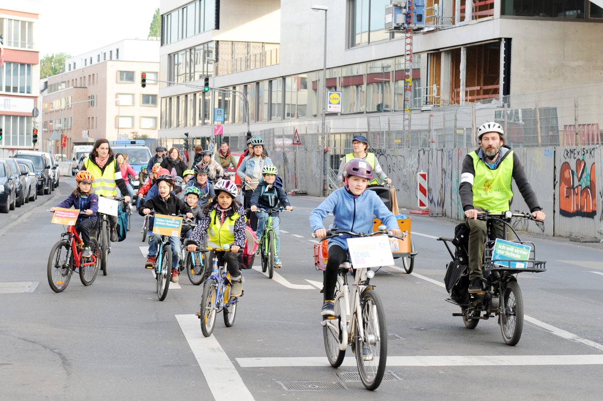 KinderaufsRad's tweet photo. Karte mit allen >500 #KidicalMass Aktionen: https://t.co/6T4cSIFFpp
Freitag waren #Schulstraßen temporär für Autos gesperrt und rollte der #Fahhardbus, erste #kidicalmass Demos fanden statt. Heute und morgen geht es weiter! Seid dabei!
#streetsforkids #strassenfüralle https://t.co/blQhYQdyJF