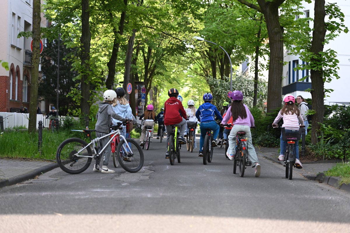 KinderaufsRad's tweet photo. Karte mit allen >500 #KidicalMass Aktionen: https://t.co/6T4cSIFFpp
Freitag waren #Schulstraßen temporär für Autos gesperrt und rollte der #Fahhardbus, erste #kidicalmass Demos fanden statt. Heute und morgen geht es weiter! Seid dabei!
#streetsforkids #strassenfüralle https://t.co/blQhYQdyJF