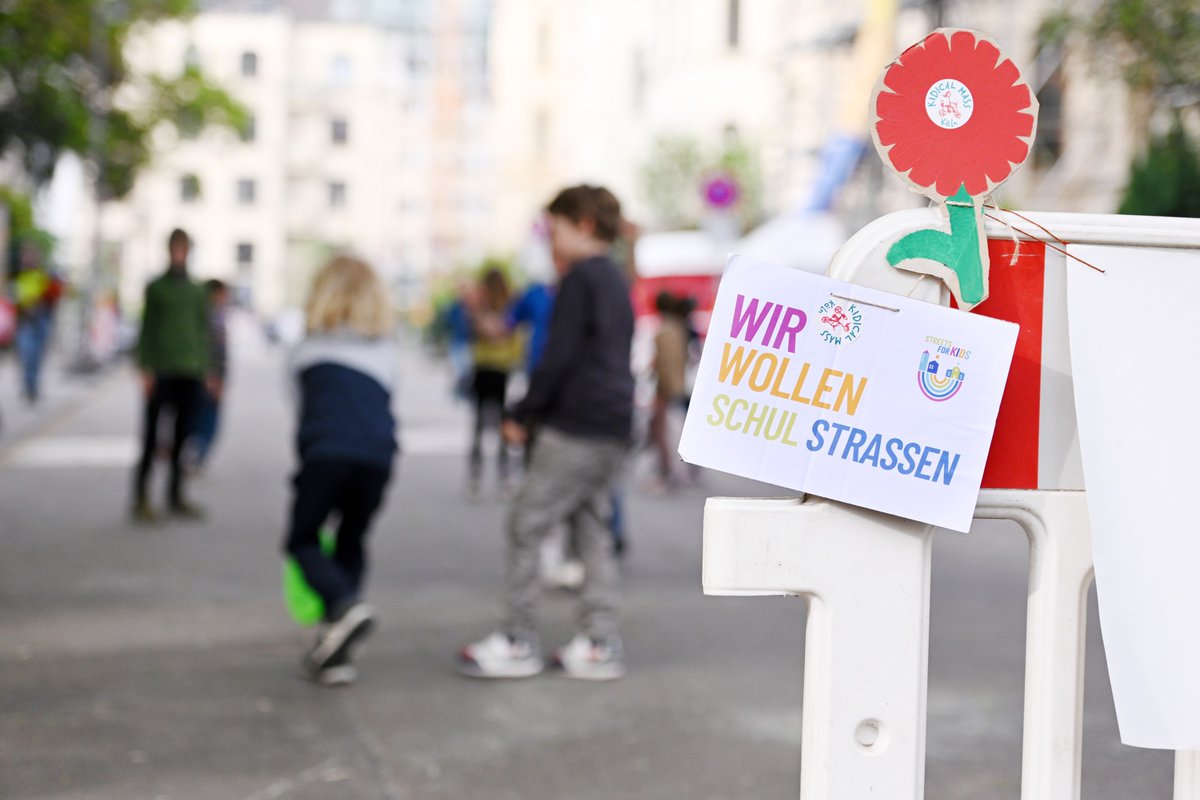 KinderaufsRad's tweet photo. Karte mit allen >500 #KidicalMass Aktionen: https://t.co/6T4cSIFFpp
Freitag waren #Schulstraßen temporär für Autos gesperrt und rollte der #Fahhardbus, erste #kidicalmass Demos fanden statt. Heute und morgen geht es weiter! Seid dabei!
#streetsforkids #strassenfüralle https://t.co/blQhYQdyJF