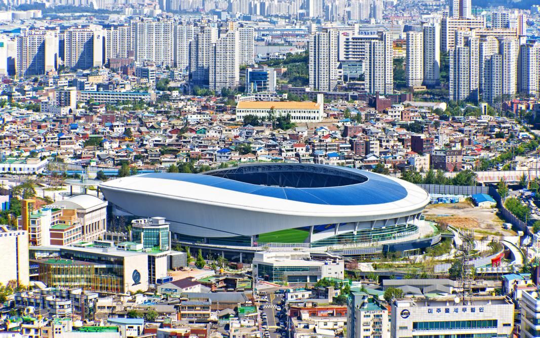 Pitch of the day! Today, we´re off to #SouthKorea and this stunning pitch in Incheon. The 20,000-seat soccer stadium was designed to look like a sleek ship pulling into port 🇰🇷⚽ @JustinWalley10 @Gareth19801 @RUSNLF @robertmdaws @PatsFballBlog @NonLeagueCrowd @ViCoCoaching