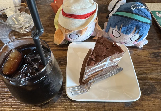 グランマシーサイド店さんにて、善子ちゃん、花丸ちゃんアイスコーヒーとショコラケーキだよ
