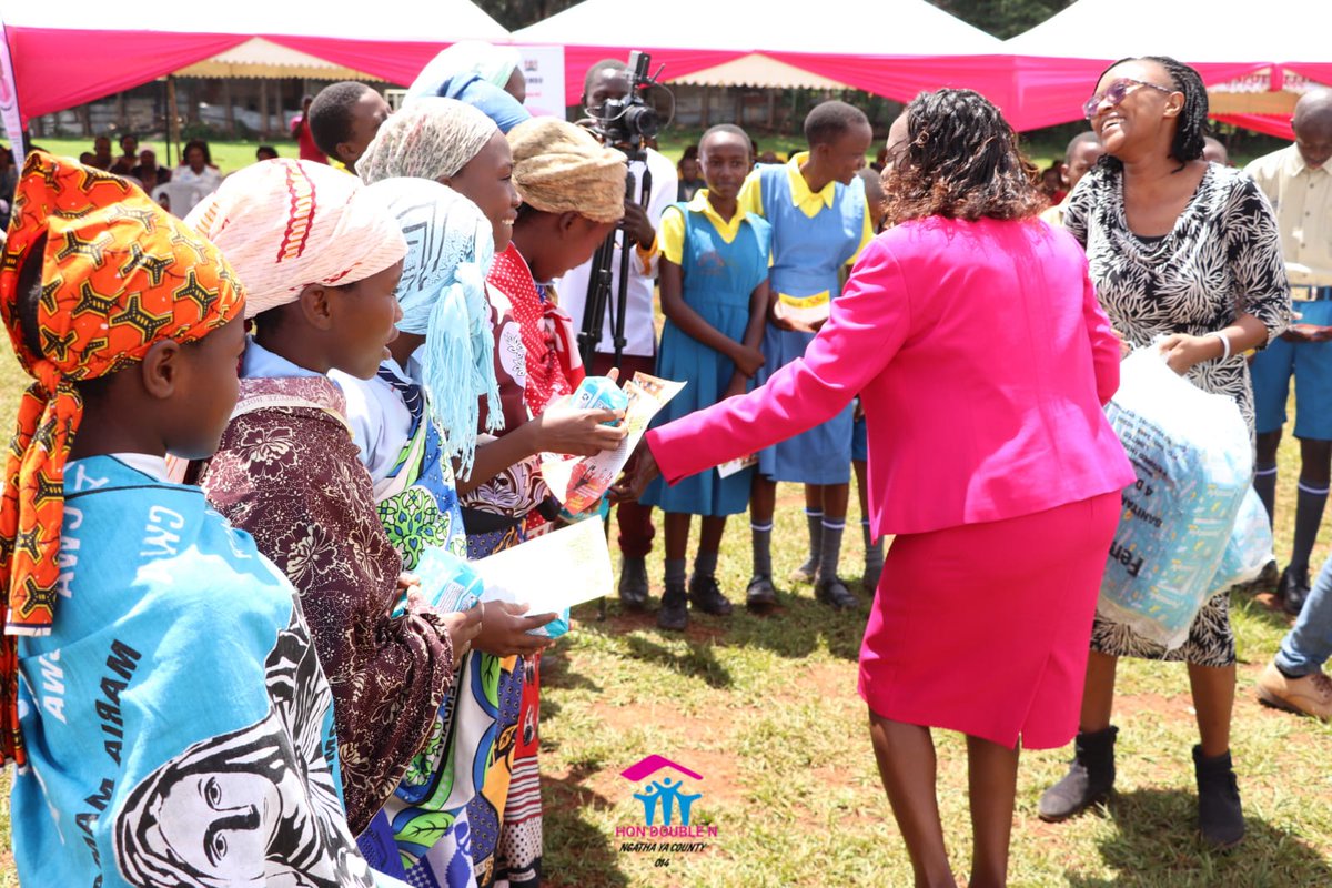 nsdccRegion7's tweet photo. Our Regional Data Officer, gifting the girls of Nembure Pry, packs of sanitary towels yesterday during the launch of bursary cheques by Hon. Pamela Double N, the Embu County Member of Parliament.
Madam Nelly sensitized the audience on measures to reduce triple threat incidences. https://t.co/6GZ5jxjyJW