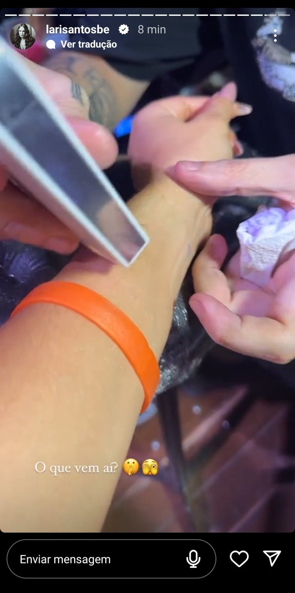 Larissa decidiu tatuar também, oq será que vem aí?