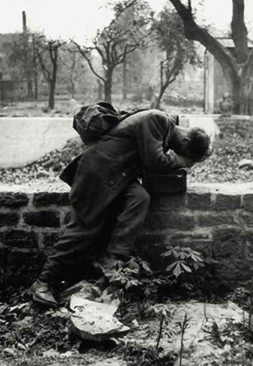 wars's tweet photo. A German soldier returns home only to find his home and family no longer there in Frankfurt, Germany 1946. https://t.co/88kSJyNQ9V