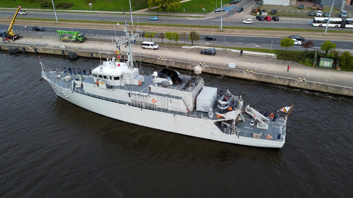 MarWojRP's tweet photo. Do Szczecina weszły z rutynową wizytą okręty "Tarczy Przeciwminowej" NATO. 
Wizyty w 🇵🇱 portach to doskonała okazja dla @MarWojRP⚓️na poszerzanie przyjacielskich stosunków oraz wymianę doświadczeń związanych z realizacją zadań z zakresu obrony przeciwminowej na morzu. 
#OPM #8FOW https://t.co/n3i5S5jNWt