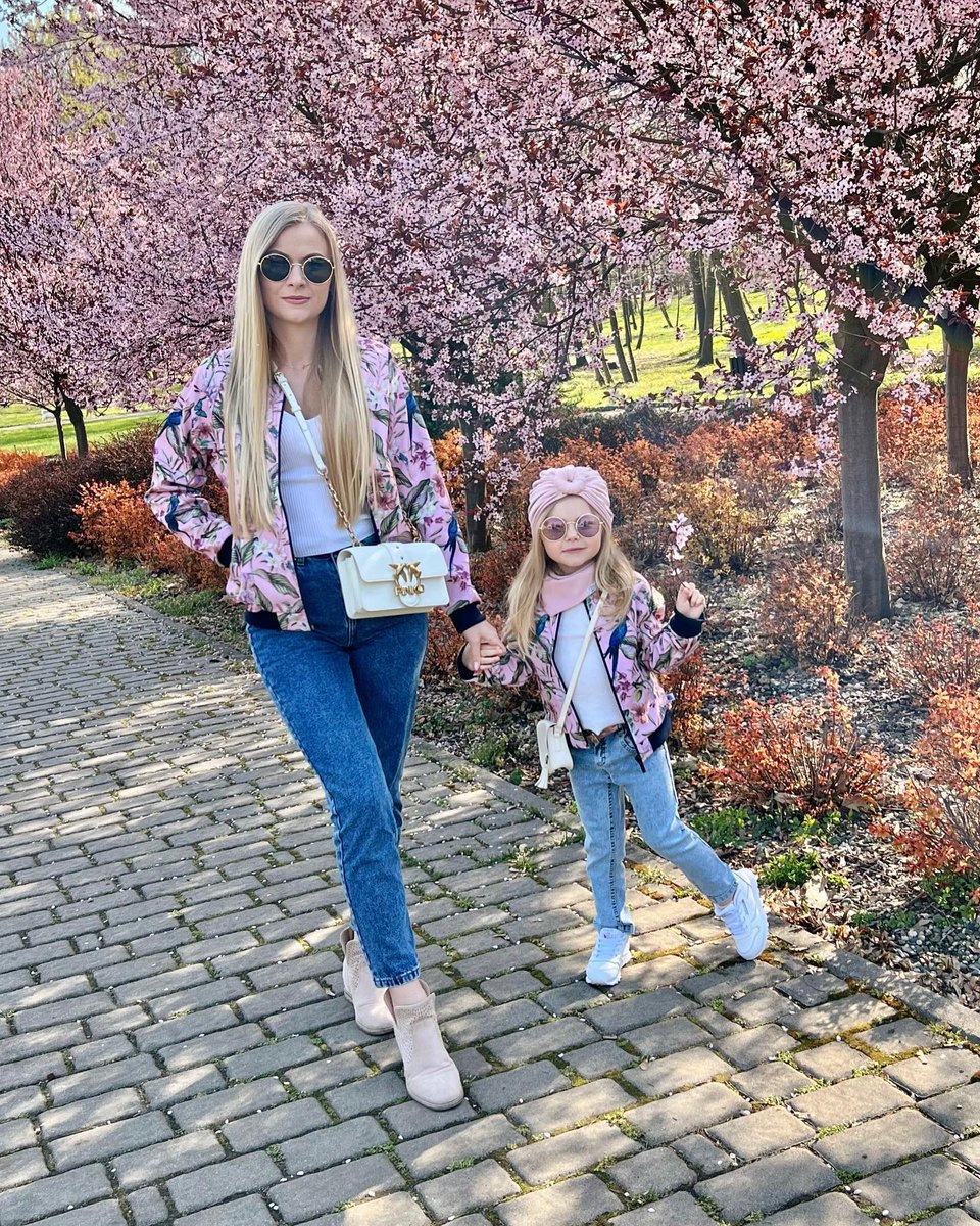 Apollo2351's tweet photo. Dzień dobry w piątek 🌸
U Was tez zapowiadają taki piękny weekend ?
U nas już dzisiaj od rana piękna pogoda 😀
Udanego weekendu !
#mamaicórka #mommyanddaughter #minime #meandminime #mommy #mama #polishwoman #polishgirl #blondegirl #daughter #mommylove #matching #matchingoutfi https://t.co/CYzFSTaivi