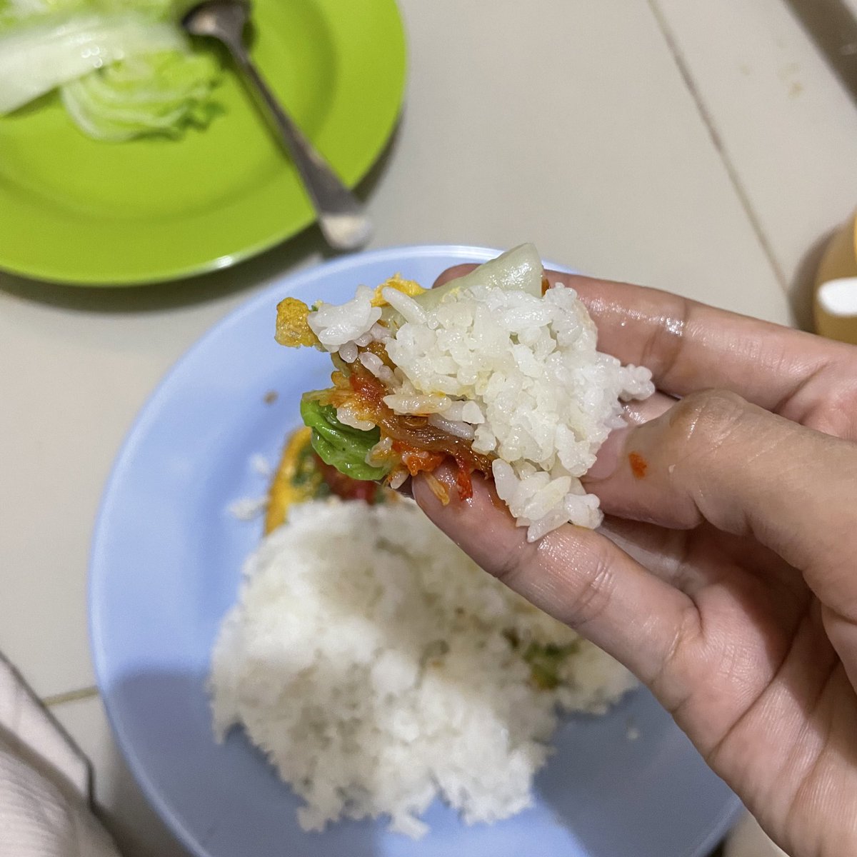 azeclair's tweet photo. Kalau ada yg bilang “ngekos masak sendiri itu boros” mungkin terlalu idealis harus pake resep dari youtube. Segala bumbu harus ada ((which is ‘sometimes’ mehong))

Cobain deh less-processed food begini.
Ini ku buat budgetnya <10rb bisa utk makan 2x. MasyaAllah nikmatnya🥺 https://t.co/puRoU8XlYw