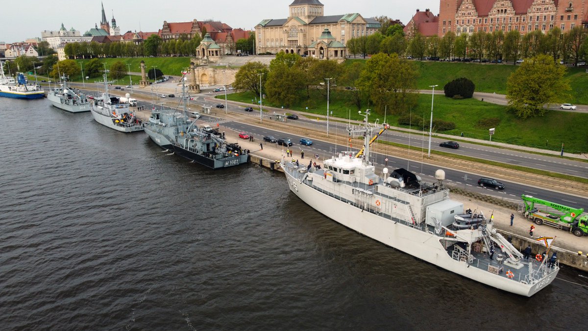 MarWojRP's tweet photo. Do Szczecina weszły z rutynową wizytą okręty "Tarczy Przeciwminowej" NATO. 
Wizyty w 🇵🇱 portach to doskonała okazja dla @MarWojRP⚓️na poszerzanie przyjacielskich stosunków oraz wymianę doświadczeń związanych z realizacją zadań z zakresu obrony przeciwminowej na morzu. 
#OPM #8FOW https://t.co/n3i5S5jNWt