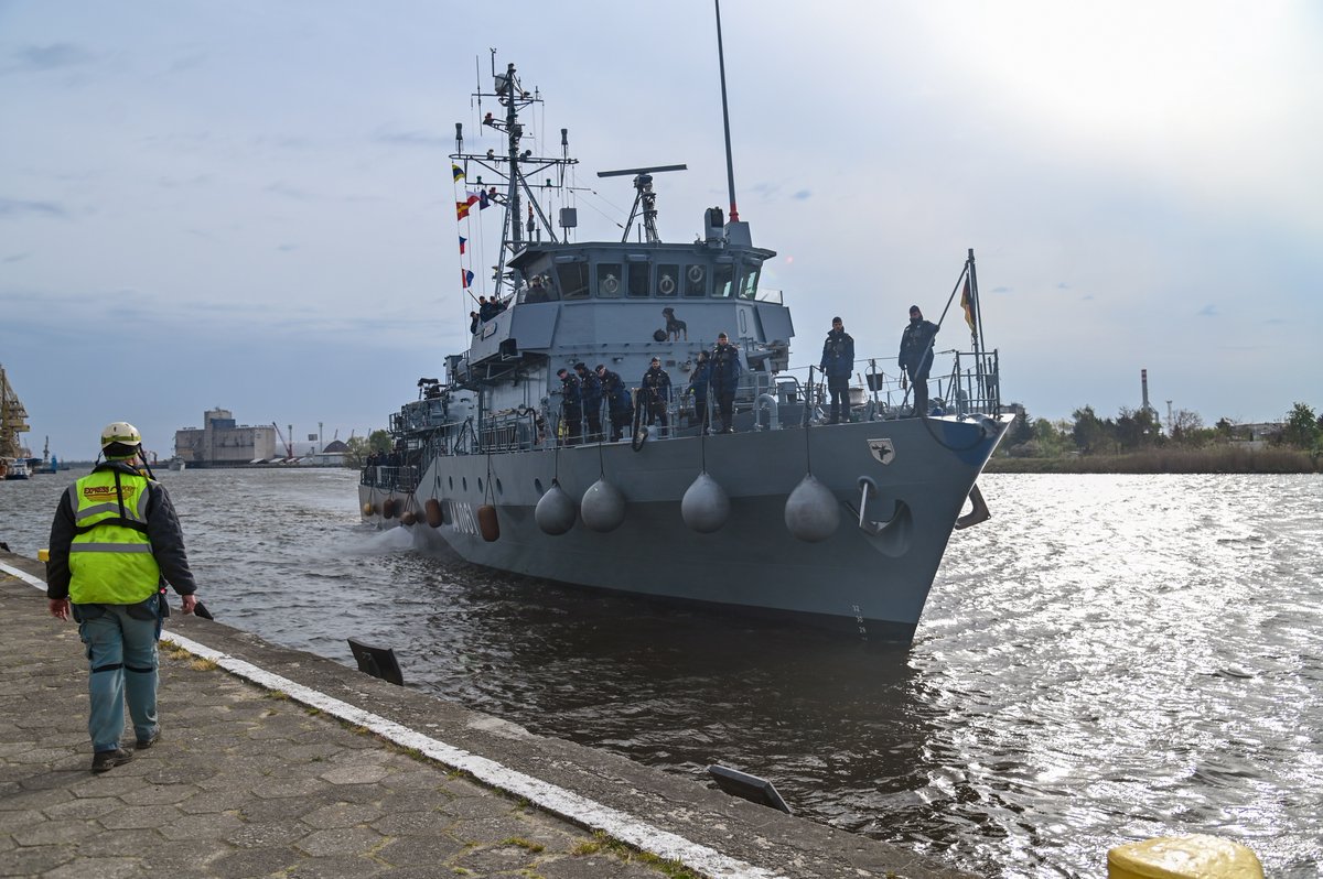 MarWojRP's tweet photo. Do Szczecina weszły z rutynową wizytą okręty "Tarczy Przeciwminowej" NATO. 
Wizyty w 🇵🇱 portach to doskonała okazja dla @MarWojRP⚓️na poszerzanie przyjacielskich stosunków oraz wymianę doświadczeń związanych z realizacją zadań z zakresu obrony przeciwminowej na morzu. 
#OPM #8FOW https://t.co/n3i5S5jNWt