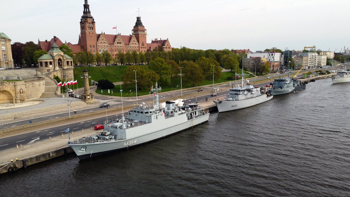 MarWojRP's tweet photo. Do Szczecina weszły z rutynową wizytą okręty "Tarczy Przeciwminowej" NATO. 
Wizyty w 🇵🇱 portach to doskonała okazja dla @MarWojRP⚓️na poszerzanie przyjacielskich stosunków oraz wymianę doświadczeń związanych z realizacją zadań z zakresu obrony przeciwminowej na morzu. 
#OPM #8FOW https://t.co/n3i5S5jNWt