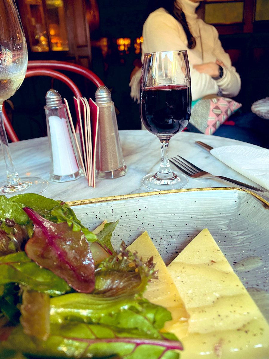 Dinner last night was at 6pm in instagram.com/oneillsvictori…. I had a delicious smoked haddock chowder & treacle bread with a glass of white followed by a grueyre & quince plate with port. I was front of house with the Dublin @GayTheatre festival up the street #IntermittentFasting